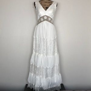 Delicate Sleeveless White Lace Wedding Dress